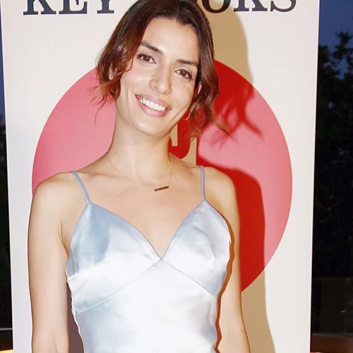 Η Τόνια Σωτηροπούλου με το ιδανικό φόρεμα για τις διακοπές σου από τα H&M