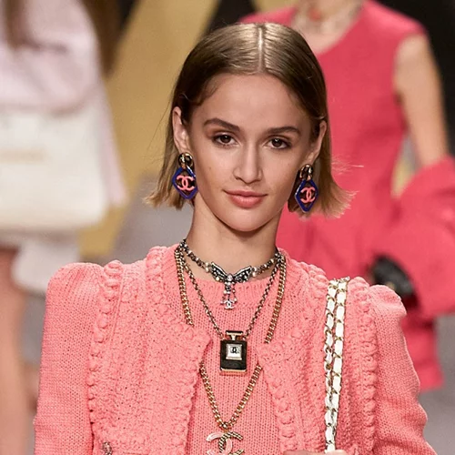 Η νέα εκδοχή των καρέ μαλλιών έχει παριζιάνικο αέρα