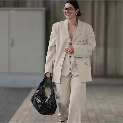 Πώς θα συνδυάσεις κοστούμι με πέδιλα για το γραφείο