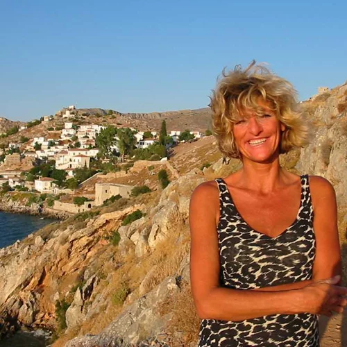 Φεύγει από την Ελλάδα η Ολλανδή δημοσιογράφος Ingeborg Beugel - Της επιτέθηκαν και την χτύπησαν με πέτρα