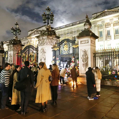 Βασίλισσα Ελισάβετ | Φωτογραφίες από το Buckingham Palace - Ο κόσμος πενθεί για τη μακροβιότερη μονάρχη της Μ.Βρετανίας