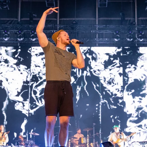 Ο Dan Reynolds των Imagine Dragons δώρισε το πατρικό του σπίτι σε εκστρατεία για νέους της LGBT+ κοινότητας