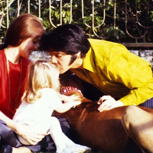 "Ξέρεις ποιος είναι ο πατέρας μου;" : Η Lisa Marie "λάτρευε" να χρησιμοποιεί το επίθετο Presley, λέει η μητέρα της