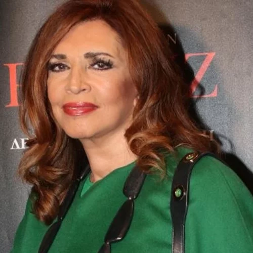 Η δυναμική Μιμή Ντενίση σε μία τρυφερή στιγμή | Εντελώς αμακιγιάριστη στην αγκαλιά της κόρης της