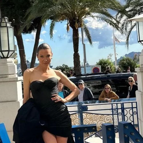 Η Βίκυ Καγιά με μαύρο mini φόρεμα διά χειρός Celia Kritharioti στο κόκκινο χαλί του Φεστιβάλ Καννών