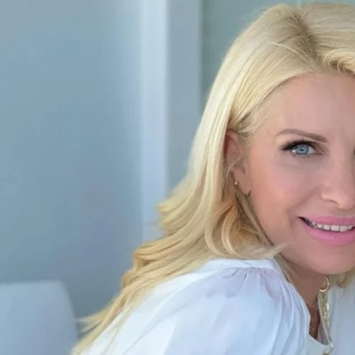 Τι χτένισμα να κάνω στο γραφείο; Η Ελένη Μενεγάκη προτείνει 5 chic χτενίσματα για κάθε ημέρα