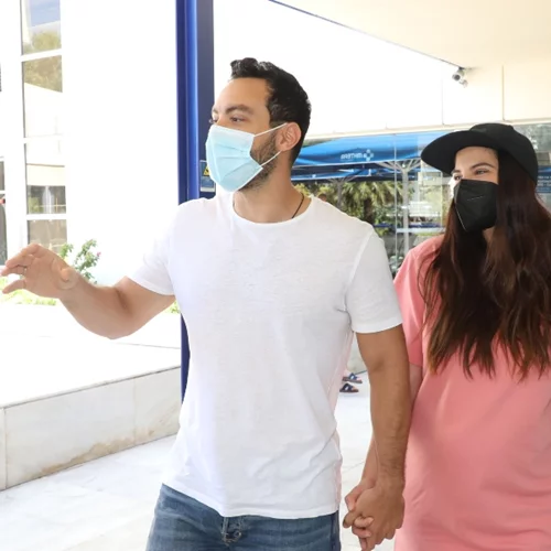 Με ένα απολύτως αθλητικό look η Χριστίνα Μπόμπα στην έξοδο της από το μαιευτήριο