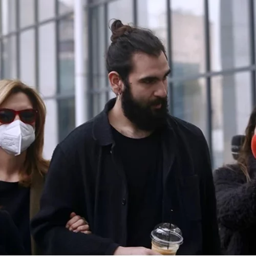 "Αυτή η κυρία έσπρωξε την μητέρα μου" είπε ο γιος του Πέτρου Φιλιππίδη υποδεικνύοντας τη Λένα Δροσάκη σε αστυνομικό