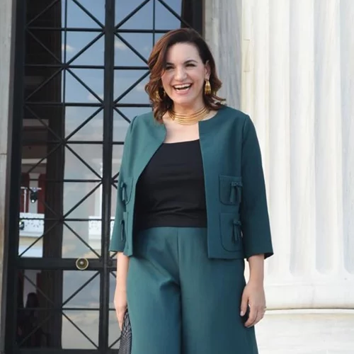 1 floral πουκάμισο- 2 διαφορετικά looks | Η Όλγα Κεφαλογιάννη προτείνει πώς να το φορέσεις