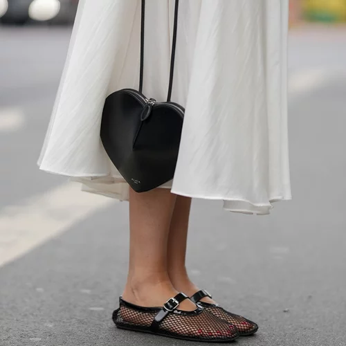 Οι cute μπαλαρίνες με λουλούδια από τη Zara για τις πρωινές εμφανίσεις στη πόλη | Κοστίζουν κάτω από 30 ευρώ