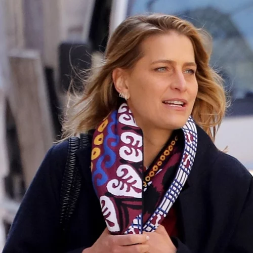 Η ανοιξιάτικη εμφάνιση της Τατιάνας Μπλάτνικ με sneakers στο κέντρο της Αθήνας