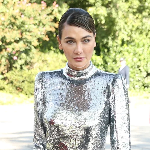 Δεν θέλεις να φορέσεις φόρεμα; | Ανακαλύψαμε το πιο glam playsuit για τις γιορτές