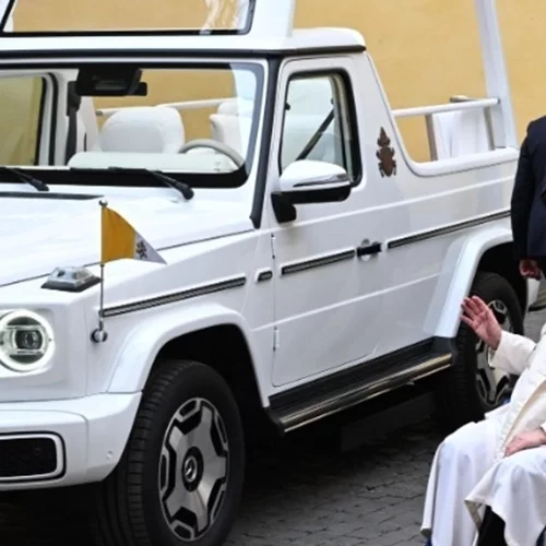 Το νέο αυτοκίνητο του Πάπα, μια λευκή, αμιγώς ηλεκτρική Mercedes-Benz με ανοιχτή οροφή