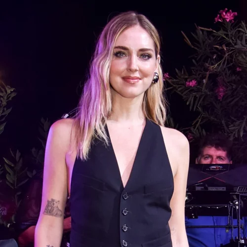 Το σοφιστικέ look με γιλέκο και το θηλυκό μαύρο φόρεμα με cut-outs  | Οι δύο εμφανίσεις της Chiara Ferragni στην Αθήνα