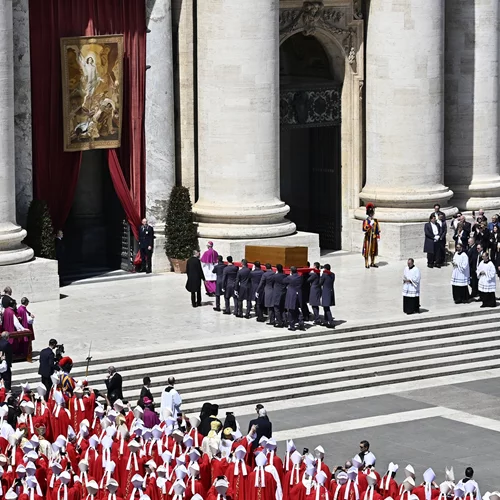 Τα κυριότερα στιγμιότυπα από την κηδεία του Πάπα Φραγκίσκου στη Ρώμη