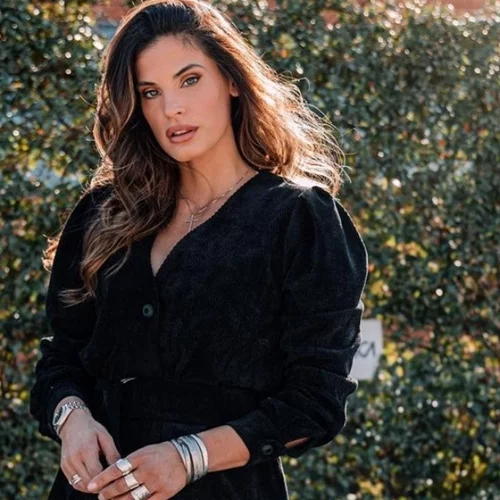 Η Χριστίνα Μπόμπα φόρεσε τον χρωματικό συνδυασμό που θα σε αναδείξει στην πιο καλοντυμένη