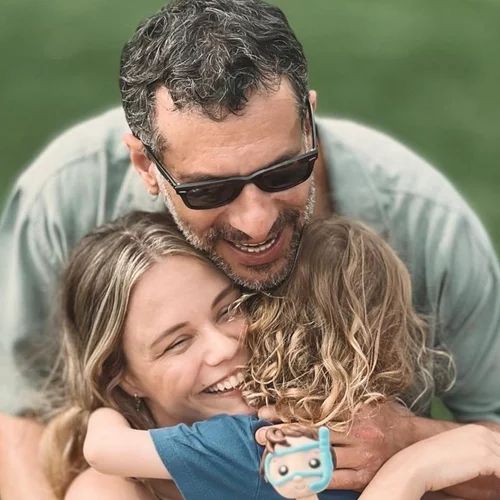 Σε παραδοσιακό ξενοδοχείο στο Ναύπλιο | Ο Γιώργος Χρανιώτης απαθανατίζει τον γιο του στις διακοπές τους