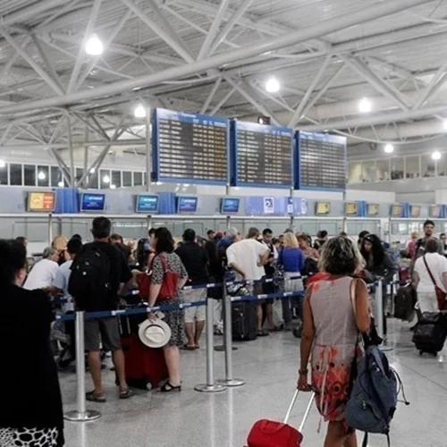 Ρεκόρ αφίξεων αλλά μείωση στα έσοδα | Ο ελληνικός τουρισμός σε κρίσιμο σταυροδρόμι