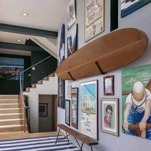 Ποιος το διακόσμησε; Το σπίτι της Kristen Stewart δεν ταιριάζει καθόλου με το στυλ της - επιτραπέζια, seventies καναπέδες και... γοργόνες