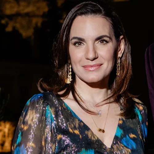 Η Όλγα Κεφαλογιάννη με εμπριμέ στραφταλιζέ φόρεμα σε εκδήλωση του υπουργείου τουρισμού