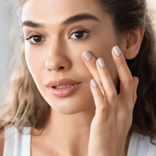 Τα καλύτερα αντηλιακά με χρώμα που θα αντικαταστήσουν το foundation αυτό το καλοκαίρι