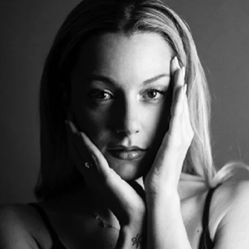 Αμαλία Αρσένη | Η κόρη των Λούκα και Γεράσιμου Αρσένη μιλάει για τον τον πρόσφατο γάμο της και τον μονόδρομο της υποκριτικής στη ζωή της