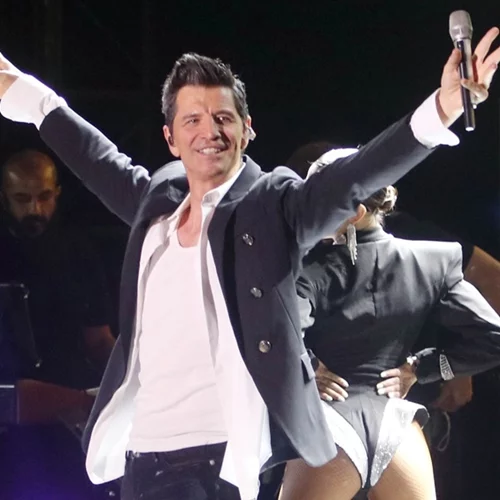 Σάκης Ρουβάς | Η νύφη που τον έριξε στα πατώματα