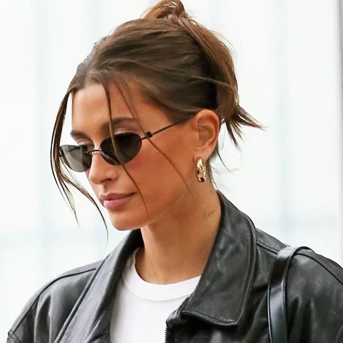 Τέλος τα κλάμερ | Αυτή είναι η επόμενη μεγάλη τάση στα αξεσουάρ μαλλιών σύμφωνα με τα it girls