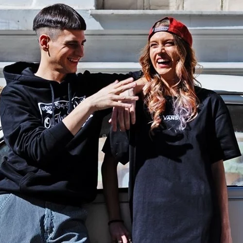 Το πρωταγωνιστικό δίδυμο της σειράς Milky Way φωτογραφήθηκε με τις απόλυτες τάσεις του streetwear