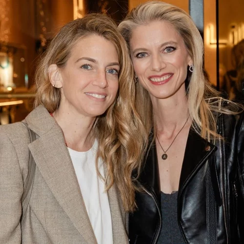 Η Χρυσή Βαρδινογιάννη με μπεζ σακάκι και τζιν παντελόνι | Το αγαπημένο combo των Γαλλίδων