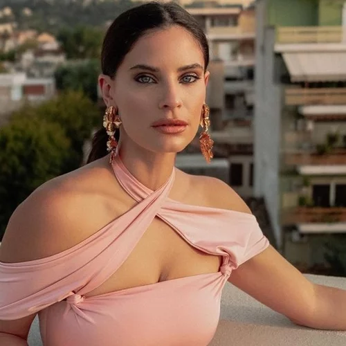 Η Χριστίνα Μπόμπα προτείνει την εύκολη λύση για όμορφα και περιποιημένα μαλλιά, κάθε μέρα