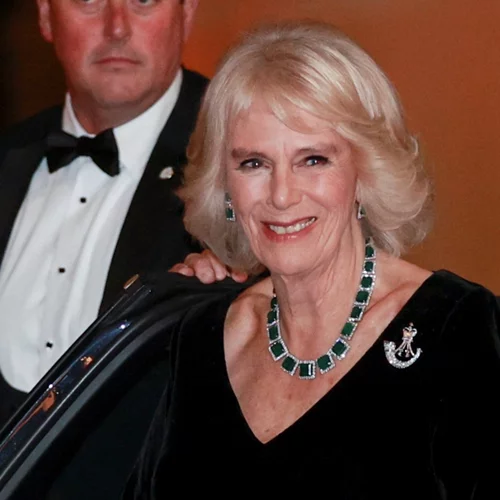 Καμίλα | Η σύζυγος του βασιλιά Καρόλου φωτογραφίζεται με 1000 λούτρινα αρκουδάκια για καλό σκοπό