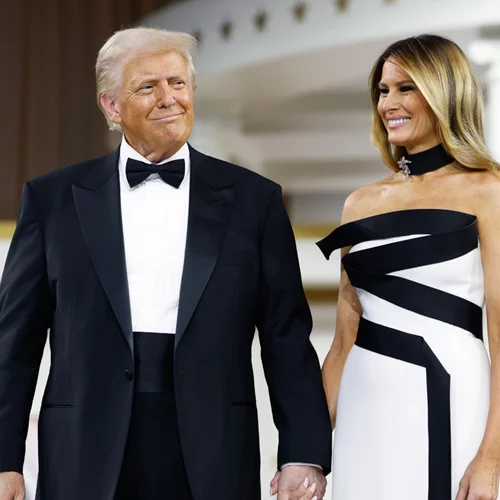 Η Melania Trump με strapless μακρύ φόρεμα στο Inauguration Night Ball