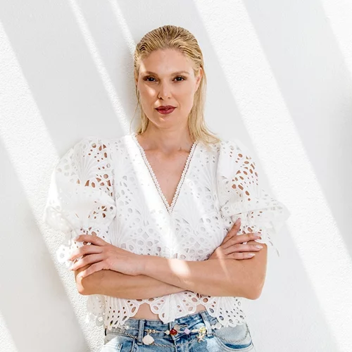 Ο κομψός τρόπος για να υιοθετήσεις τα summer trends σύμφωνα με την Αναστασία Περράκη