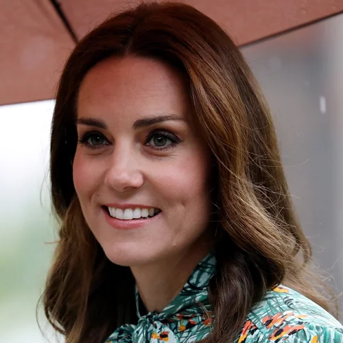 Hair in the rain | To "έξυπνο" χτένισμα που θα προστατεύσει τα μαλλιά σου από τη βροχή και την υγρασία