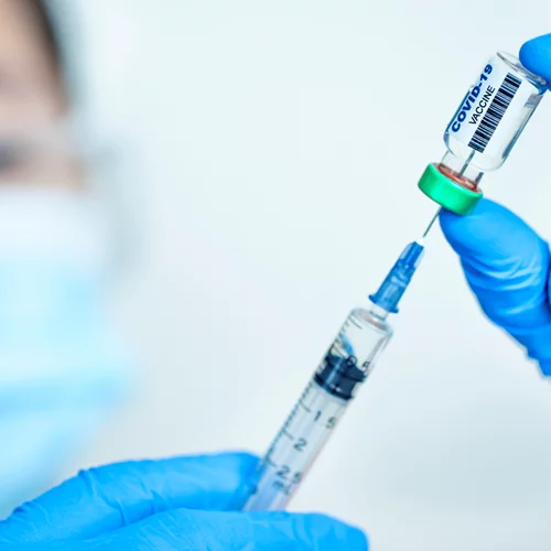 Υποχρεωτικός εμβολιασμός | Μετά τους πυροσβέστες ακολουθούν οι υγειονομικοί και οι εργαζόμενοι στα γηροκομεία