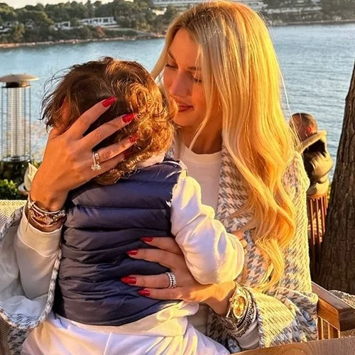 Η Κωνσταντίνα Σπυροπούλου σε νέο στιγμιότυπο με τον γιο της | Η "γλυκιά" συνήθειά τους