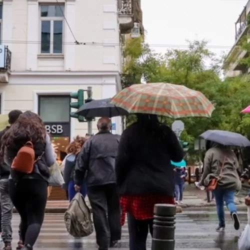Συννεφιά σήμερα με τοπικές βροχές και καταιγίδες - Νέα επιδείνωση του καιρού το Σαββατοκύριακο