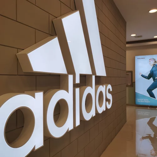 H Adidas έφτιαξε τα πιο μακριά sneakers που έχουν γίνει ποτέ