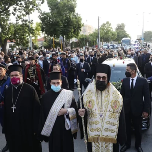 Ρίγη συγκίνησης στα Χανιά για τον Μίκη Θεοδωράκη | Λαϊκό προσκύνημα - Δάκρυα, χειροκροτήματα και τραγούδια (εικόνες - βίντεο)