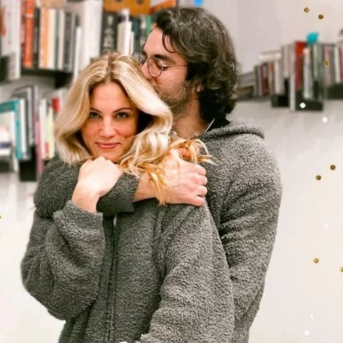 Η Μαίρη Συνατσάκη κρατά τη νεογέννητη κόρη της αγκαλιά στην πιο cute φωτογραφία του 2023