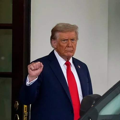 Ο Ντόναλντ Τραμπ "άρχισε τις προετοιμασίες" για συνάντηση Πούτιν και Ζελένσκι