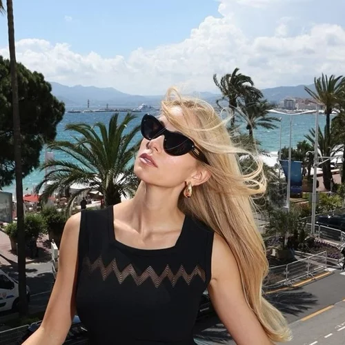 Δούκισσα Νομικού | O stylish τρόπος με τον οποίο προστατεύει τα μαλλιά (αλλά και πρόσωπο) της από τον ήλιο