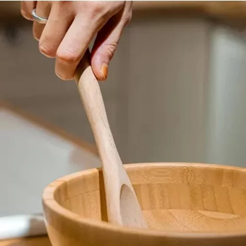 Πώς θα καθαρίσεις σωστά τις ξύλινες κουτάλες - απομάκρυνε όσα δεν 'βλέπει το μάτι' μας