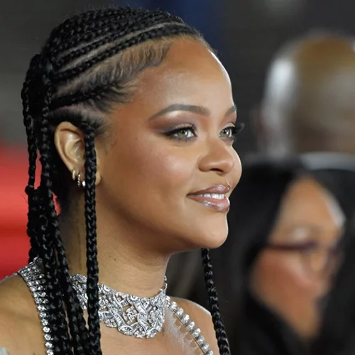 Rihanna | Εντυπωσίασε και πάλι με το νέο της pixie κούρεμα