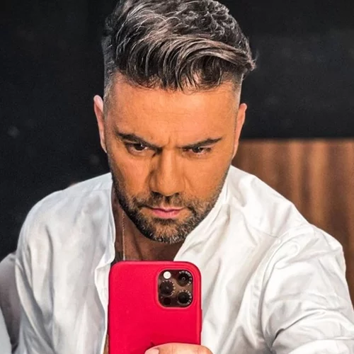 Ο Θοδωρής Μαραντίνης μαγειρεύει στην κουζίνα του σπιτιού του