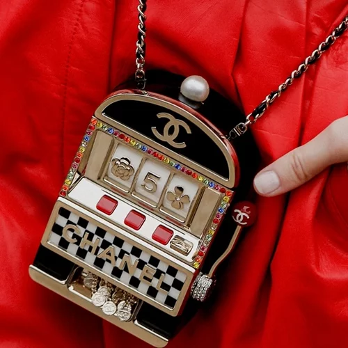 Τα χρώματα νυχιών που θα γίνουν ανάρπαστα φέτος την άνοιξη