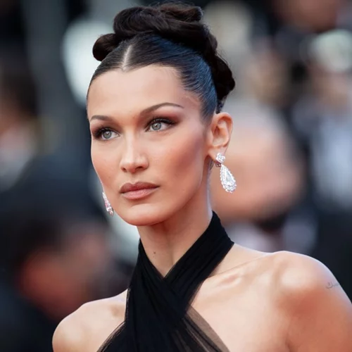 Καλεσμένη σε γάμο; Τα χτενίσματα της Bella Hadid που θα εντυπωσιάσουν ακόμα και τον πιο μακρινό συγγενή