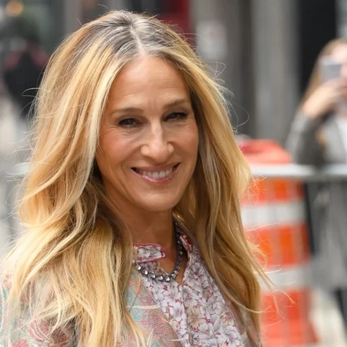 Η Sarah Jessica Parker υιοθέτησε την τάση μαλλιών που λίγες γυναίκες άνω των 50 θα τολμούσαν