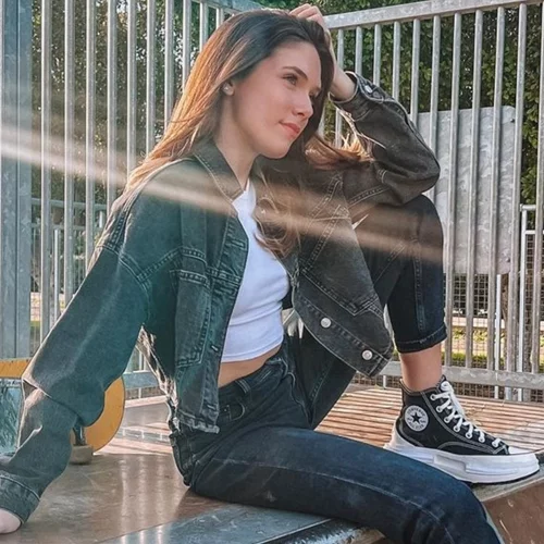 Η Αφροδίτη Λιάντου φόρεσε το τζιν παντελόνι που είναι απαραίτητο σε κάθε χειμερινή γκαρνταρόμπα